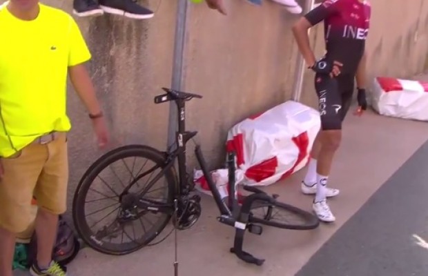 Moscón partió su bicicleta en una caída en bloque del Team Ineos