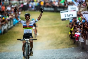 Nino Schurter vuelve a ganar en la Copa del Mundo de Les Gets 2019