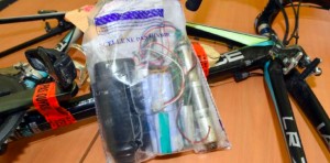 Dos ciclistas aficionados sospechosos de ocultar un motor huyeron de la policia