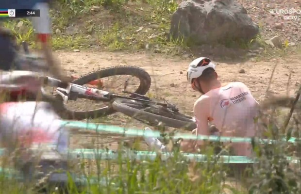 [VÍDEO]La maldición de Van der Poel continúa, caída y retira en la primera vuelta: "ha sido culpa mía"