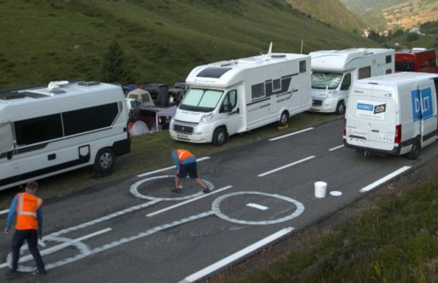 This is how they erase the penises that are drawn on the roads of the Tour de France
