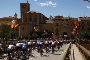 Remco Evenepoel wins, crashes and takes the lead in La Vuelta a España