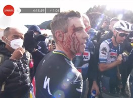 Remco Evenepoel wins, crashes and takes the lead in La Vuelta a España