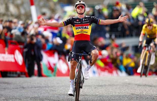 Remco Evenepoel wins, crashes and takes the lead in La Vuelta a España
