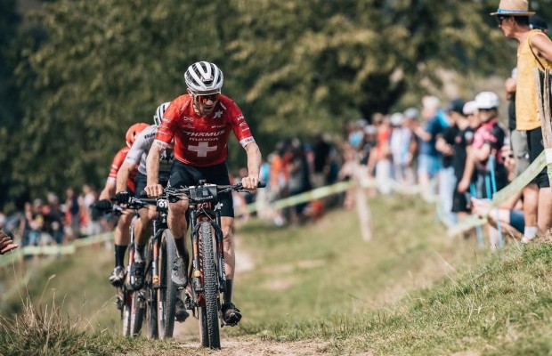 Fluckiger y Keller ganan mientras Schurter causa baja en la prueba XCO de más nivel del fin de semana