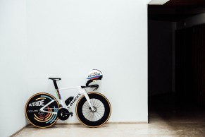 Evenepoel's Specialized Shiv rainbow edition in detail