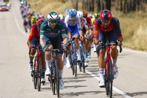 Juan Sebastián Molano desarbola a Alpecin en el sprint de la 12ª etapa de La Vuelta