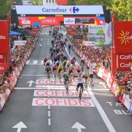 Juan Sebastián Molano desarbola a Alpecin en el sprint de la 12ª etapa de La Vuelta