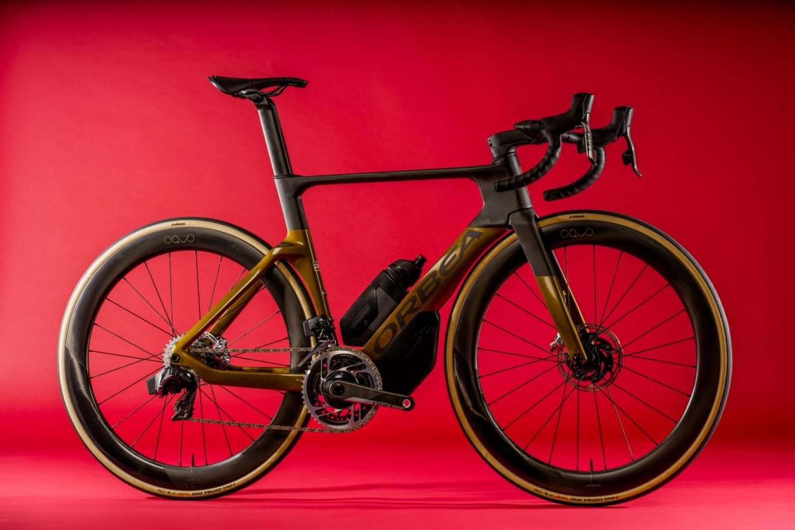 La Orbea Orca Aero 2024 estrena colores, un nivel de personalización superior y ruedas Oquo