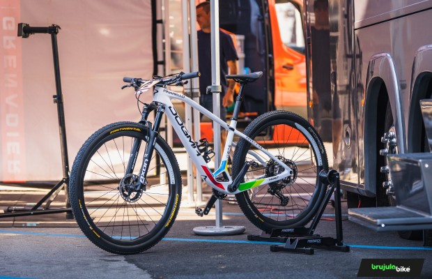 Una rígida se vuelve a vestir de arcoíris, al detalle la Pinarello Dogma XC HT de Pauline-Ferrand Prevot