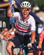Cavendish retrasa su retirada y buscará batir el récord de Eddy Merckx en 2024