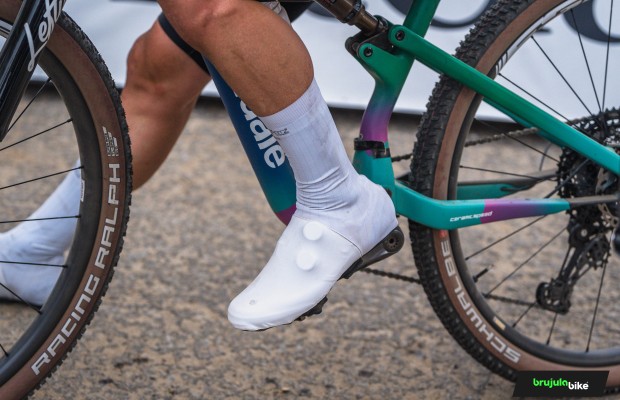 ¿Por qué algunos ciclistas de Copa del Mundo están utilizando cubrezapatillas?