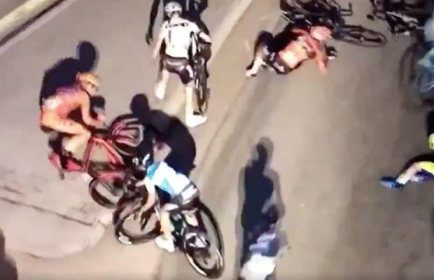 El ciclismo aprende lo peor del fútbol. Un ciclista finge una caída en plena carrera