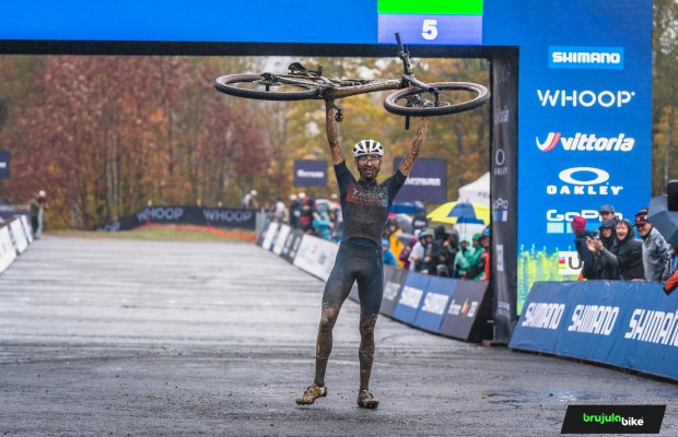 Amos y Blochlinger ganan a lo grande una Copa del Mundo XCO sub23 de Mont Sainte Anne pasada por agua