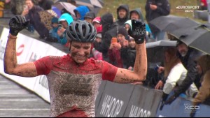 Amos y Blochlinger ganan a lo grande una Copa del Mundo XCO sub23 de Mont Sainte Anne pasada por agua
