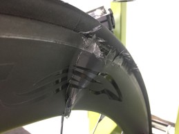 Les roues en aluminium sont-elles plus résistantes que celles en carbone?