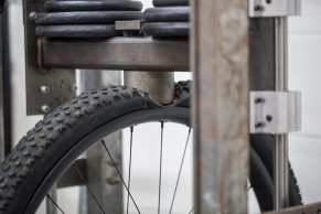 Les roues en aluminium sont-elles plus résistantes que celles en carbone?