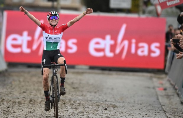 Blanka Kata Vas breaks her collarbone in training