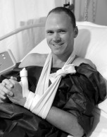 Chris Froome se corta un dedo y tiene que pasar de nuevo por quirófano