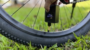 Este compresor electrónico de bolsillo quiere jubilar a las minibombas y cartuchos de CO2