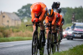 Así mide y corrige la UCI la altura de calcetines antes de una competición