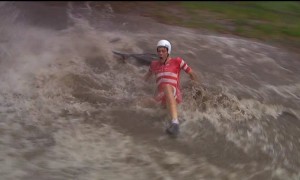 Un charco se traga a este ciclista sub-23 durante el Mundial de Yorkshire