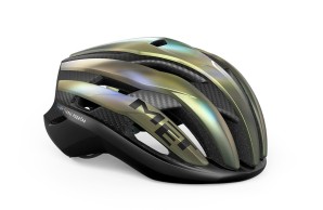 El pelo de Pogacar sigue atravesando su casco mientras la aerodinámica avanza