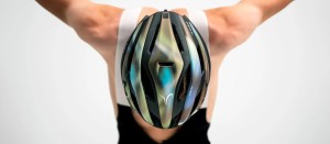 El pelo de Pogacar sigue atravesando su casco mientras la aerodinámica avanza