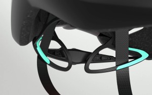 El pelo de Pogacar sigue atravesando su casco mientras la aerodinámica avanza