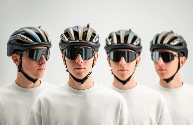 El pelo de Pogacar sigue atravesando su casco mientras la aerodinámica avanza