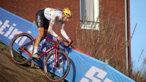 Vanthorenhout y Van Empel revalidan el Europeo de CX, Felipe Orts logra un Top 10 en una carrera marcada por el clima
