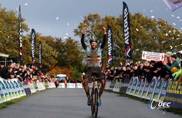 Vanthorenhout y Van Empel revalidan el Europeo de CX, Felipe Orts logra un Top 10 en una carrera marcada por el clima
