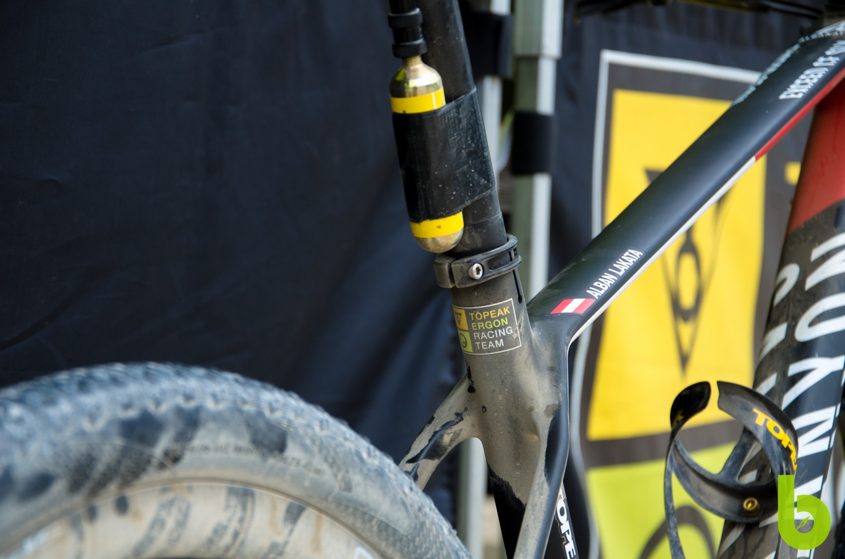 Analizamos la Canyon Exceed CF SLX con la que Alban Lakata se ha proclamado Campeón del Mundo XCM 2017