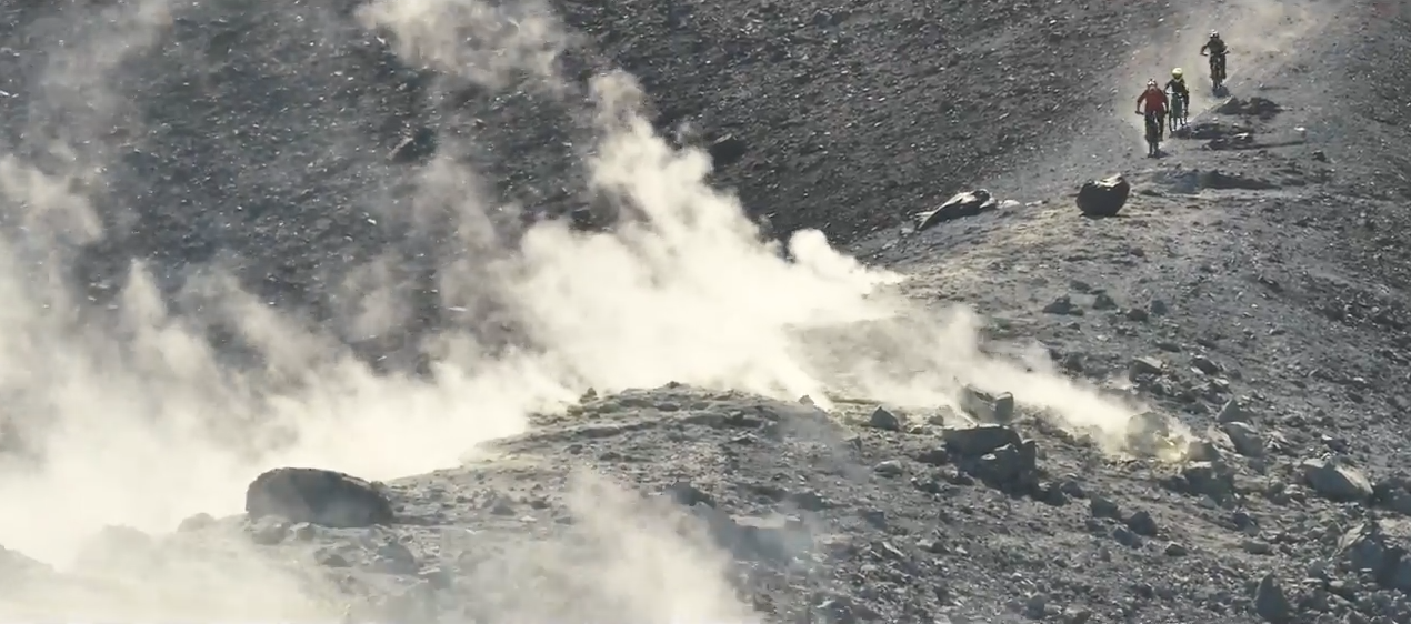 niños descienden volcan en mtb