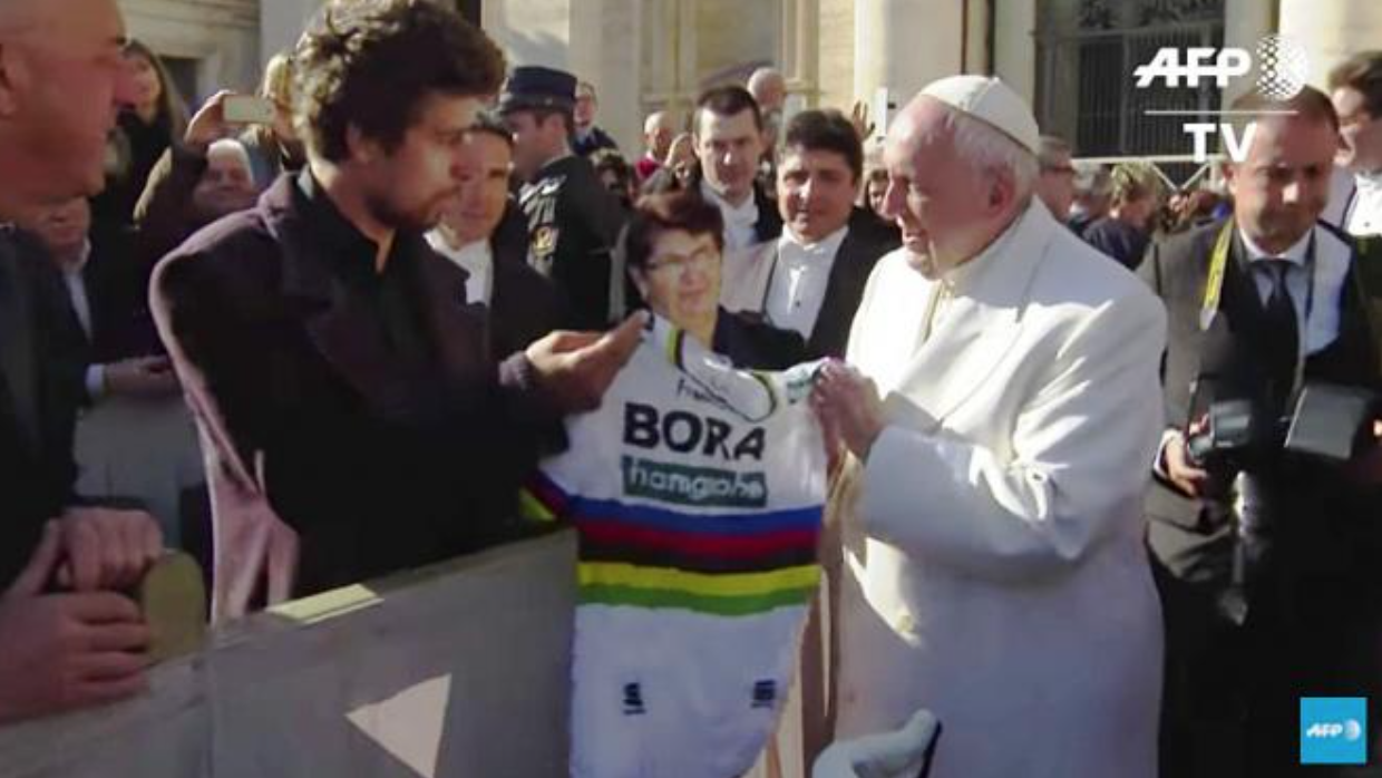 Peter Sagan le regala al Papa una bici personalizada y un maillot de campeón del Mundo