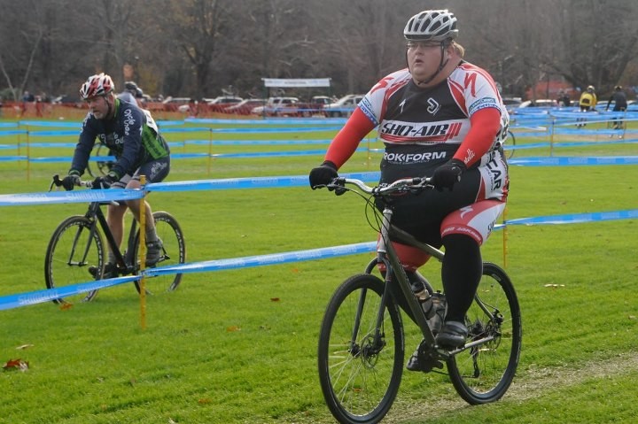 Ernest el ciclista con sobrepeso más famoso de la red es todo de amor por el ciclismo