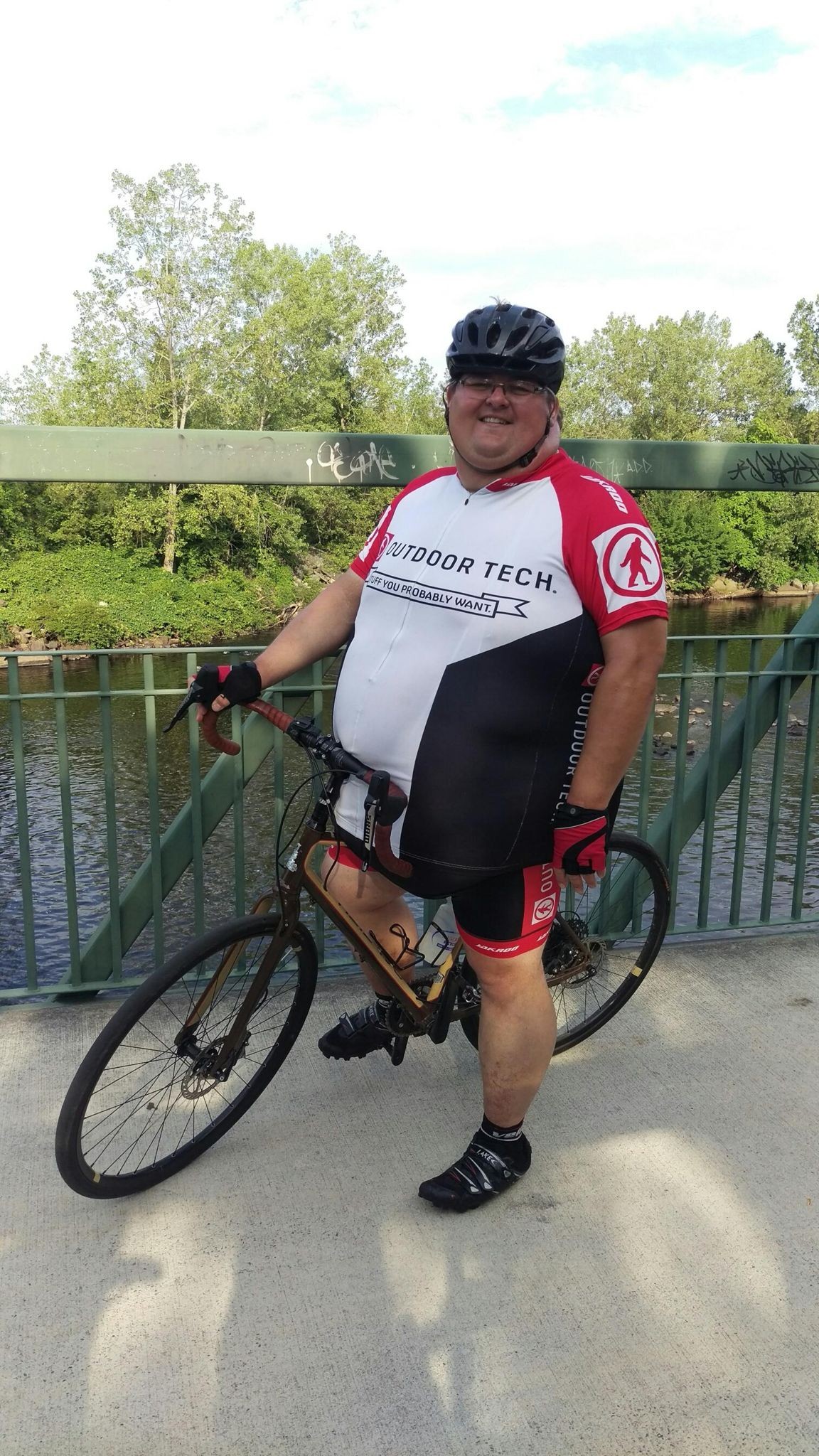 Ernest el ciclista con sobrepeso más famoso de la red es todo de amor por el ciclismo