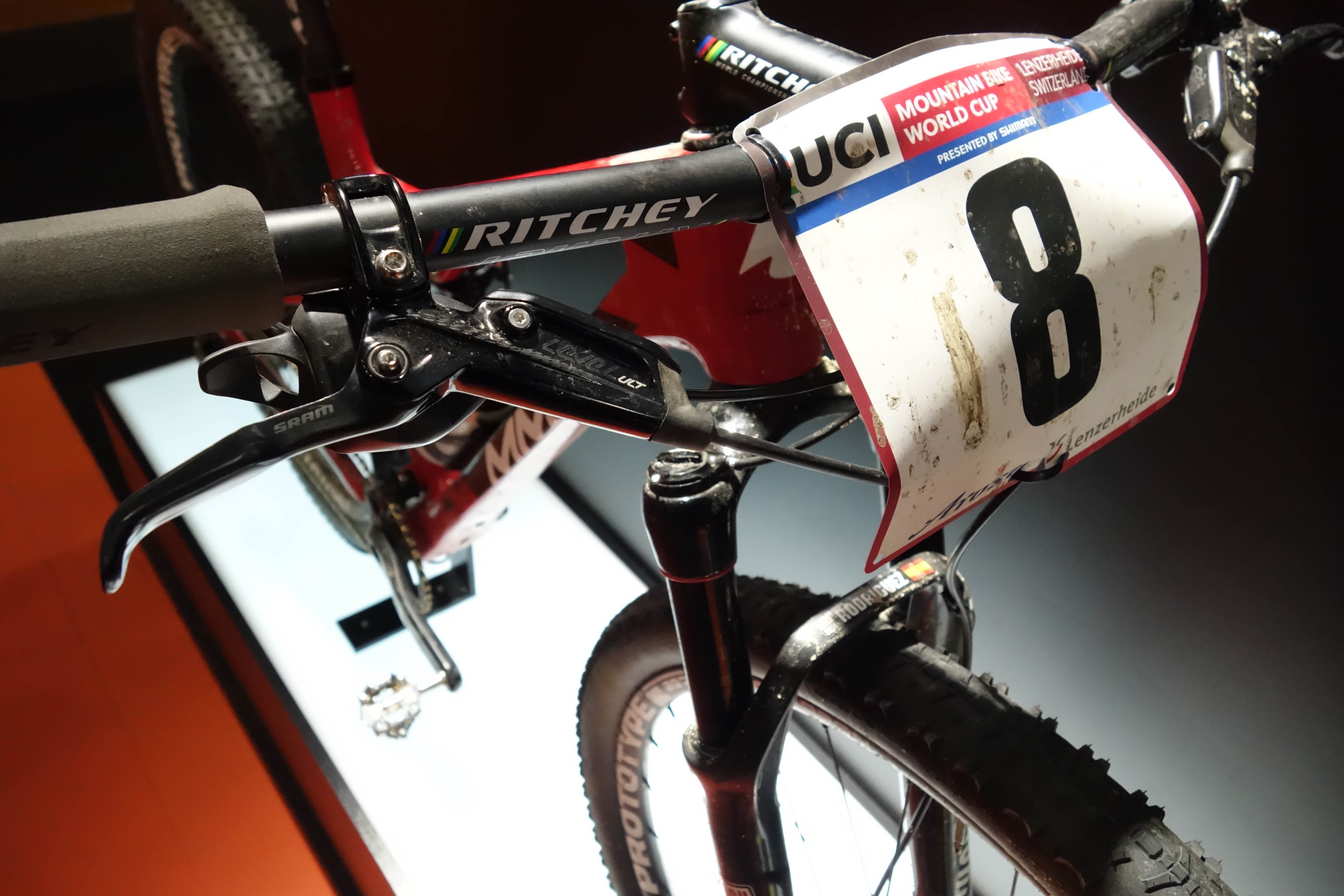 Bicis ligeras, hombres de acero. Este es el MMR Factory Racing Team 2018