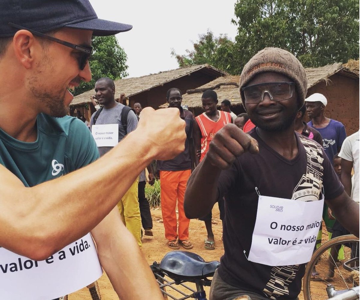 Nino Schurter viaja hasta Mozambique para ayudar en el proyecto de ambulancias ebike