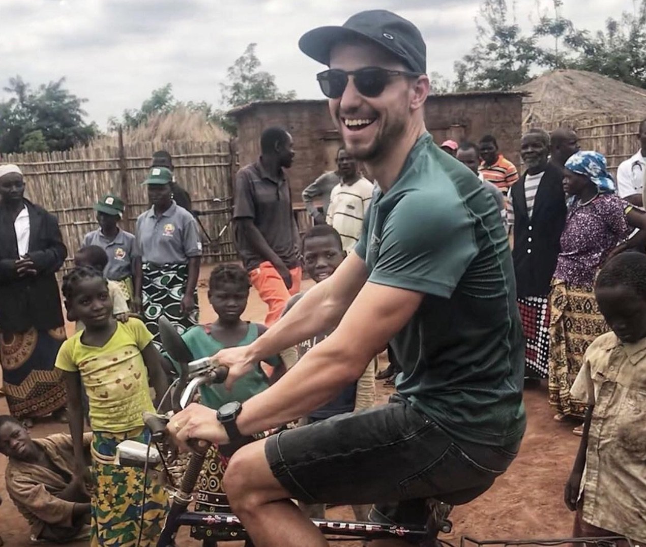 Nino Schurter viaja hasta Mozambique para ayudar en el proyecto de ambulancias ebike