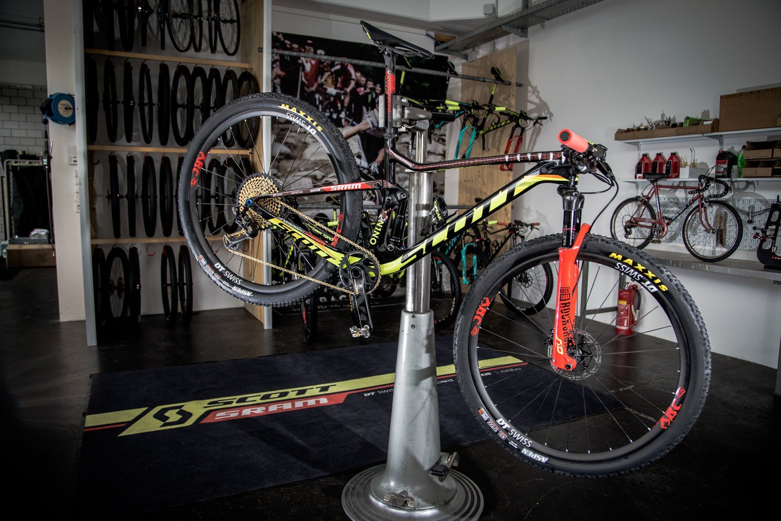 Así se monta desde cero la Scott Spark con la que Nino Schurter disputará el mundial, pieza por pieza [VÍDEO]