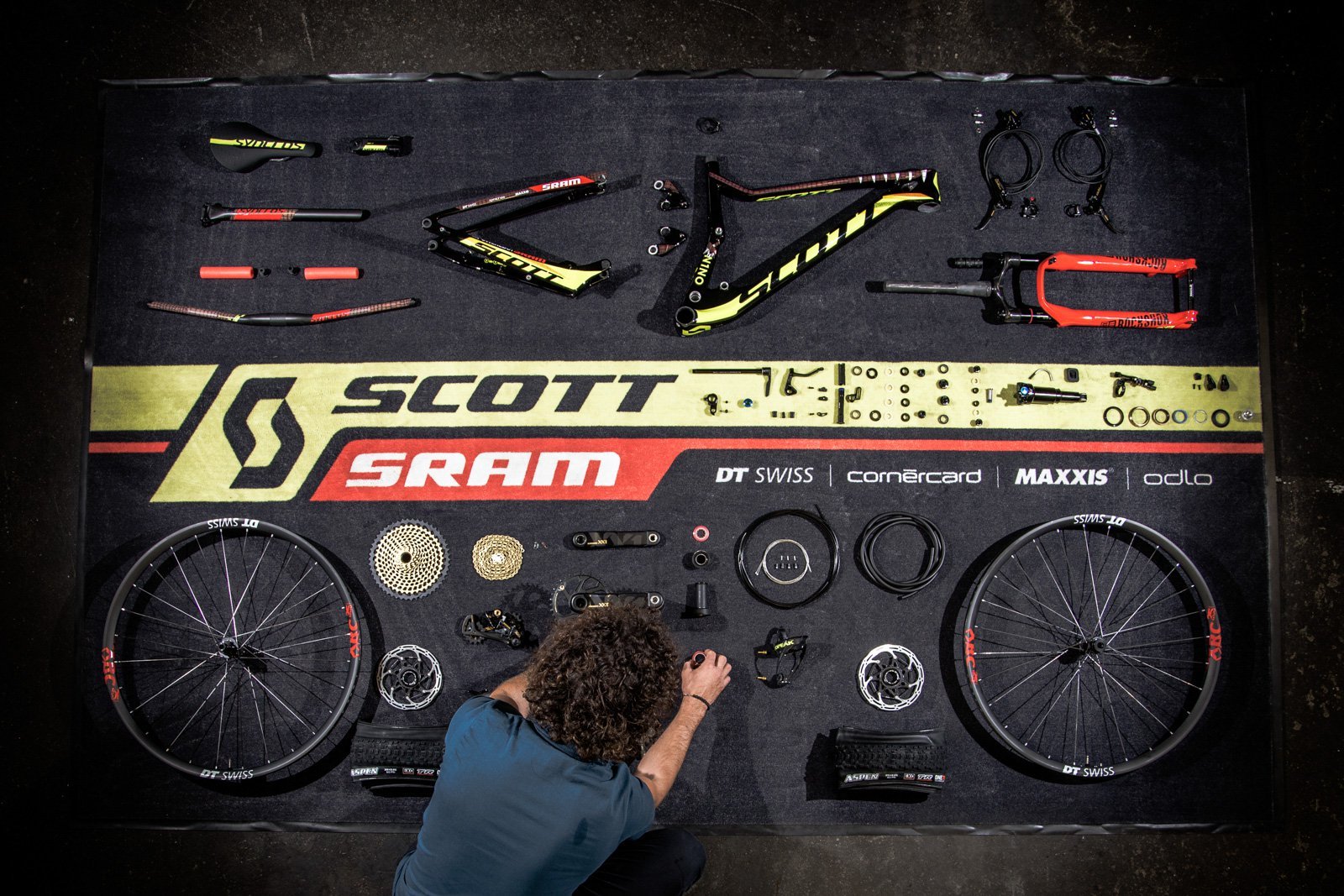 Así se monta desde cero la Scott Spark con la que Nino Schurter disputará el mundial, pieza por pieza [VÍDEO]