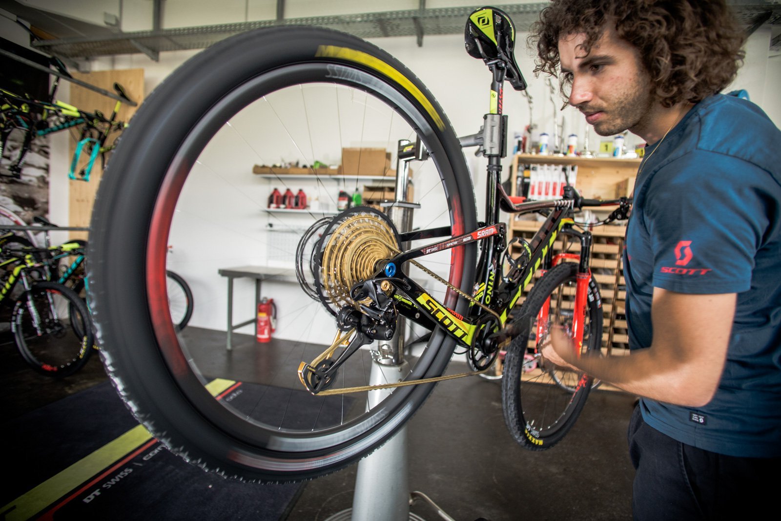 Así se monta desde cero la Scott Spark con la que Nino Schurter disputará el mundial, pieza por pieza [VÍDEO]