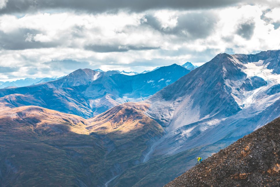 En Riding the Tatshenshini leyendas del MTB se unen en una expedición a través del Tatshenshini. [Película completa]