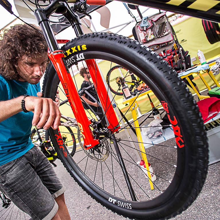 El mecánico de Nino Schurter te explica cómo preparar una MTB para competición