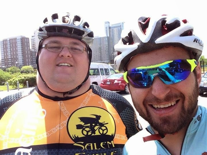 Ernest el ciclista con sobrepeso más famoso de la red es todo de amor por el ciclismo