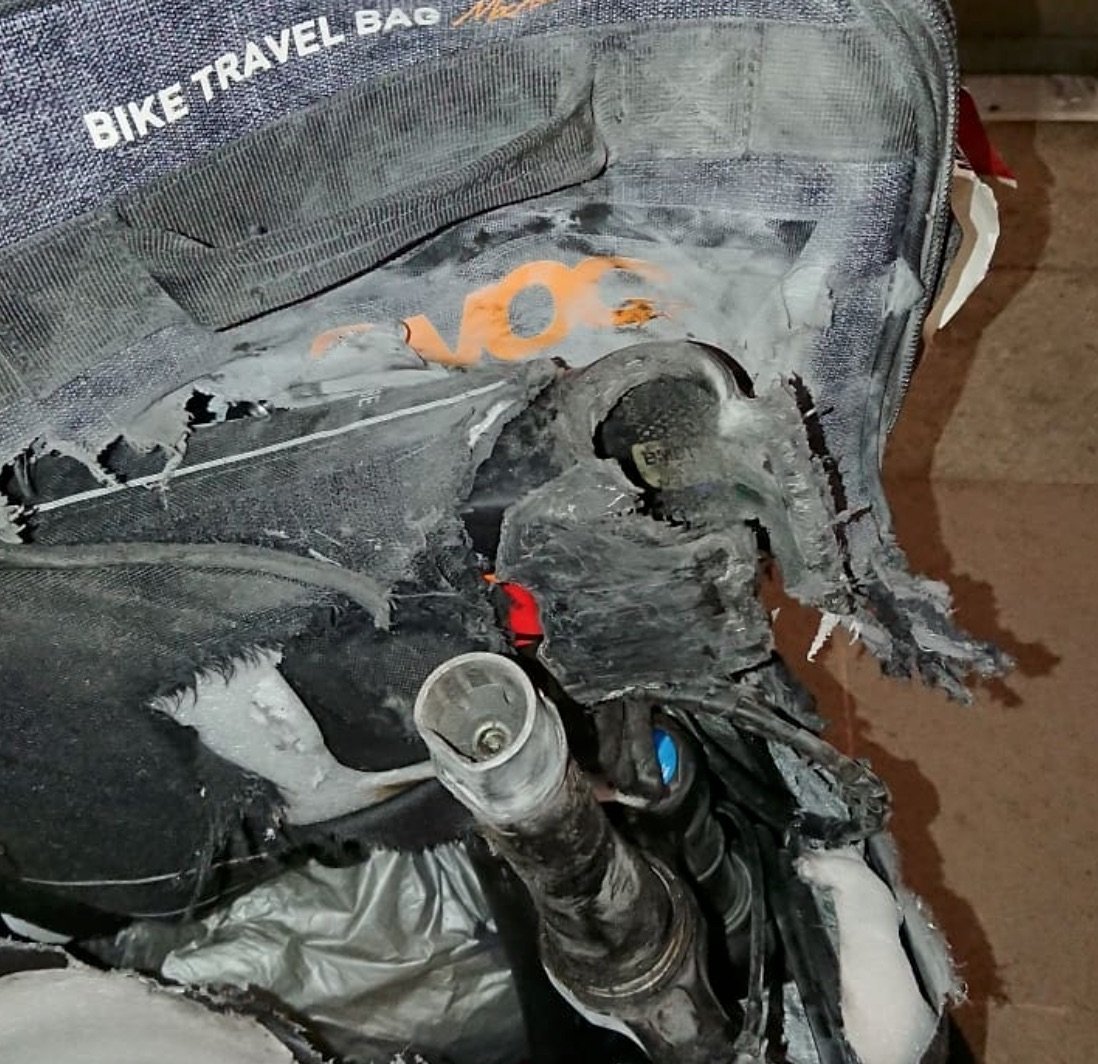 Pesadilla antes de Navidad. Así le ha dejado American Airlines la mountain bike a Mayalen Noriega