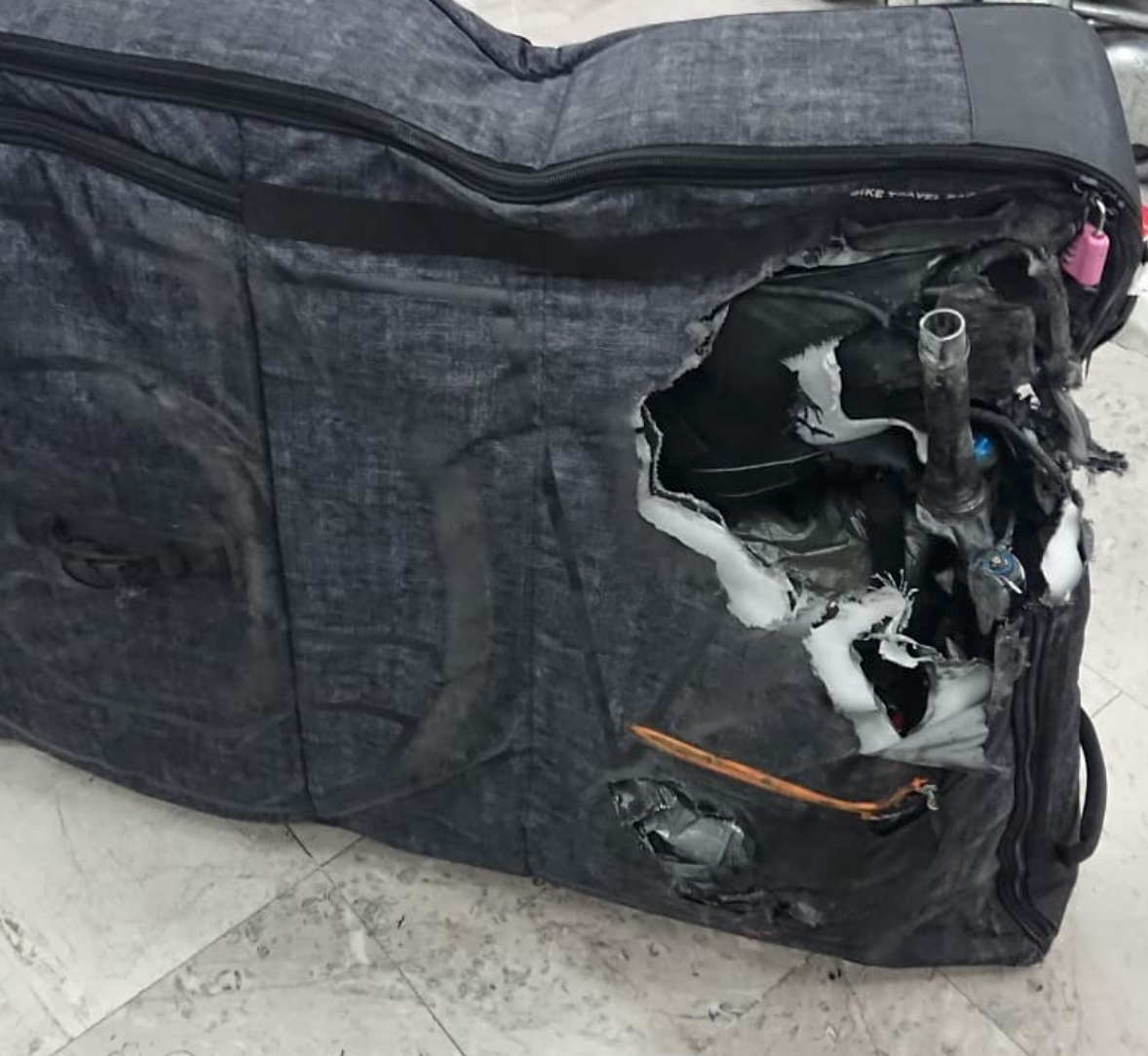 Pesadilla antes de Navidad. Así le ha dejado American Airlines la mountain bike a Mayalen Noriega