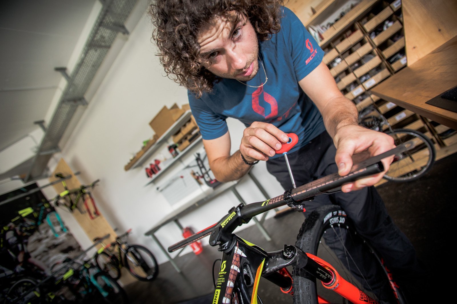 Así se monta desde cero la Scott Spark con la que Nino Schurter disputará el mundial, pieza por pieza [VÍDEO]