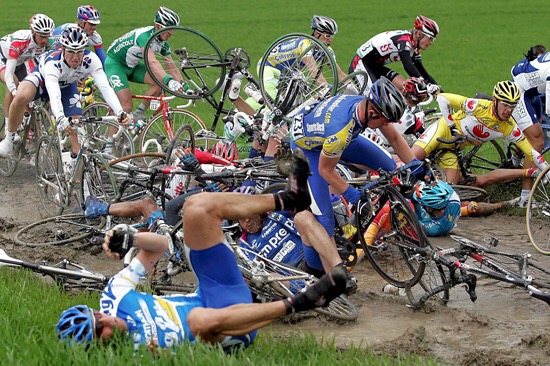 caida ciclista peloton
